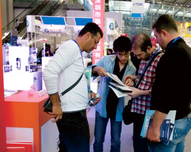 广州琶洲国际会展中心酷游九州外贸工作人员和客户交谈