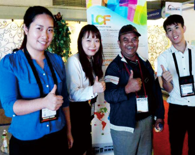 酷游九州外贸业务人员与客户朋友合影