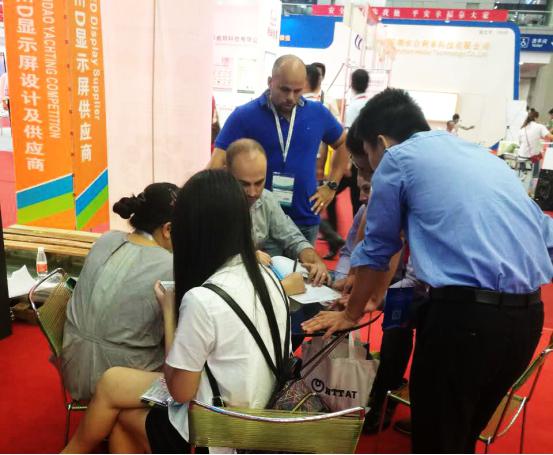 2016年深圳光博会现场酷游九州工作人员接待来访朋友客户