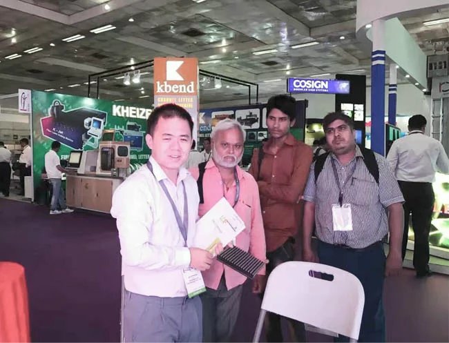 酷游九州工作人员与现场朋友合影