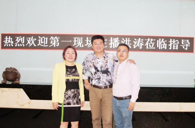 深圳电视台著名主持人宏涛先生和酷游九州创始人龙平芳女士及策划部总监钟志军合影