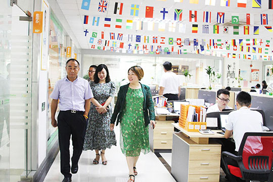 宝安区政协副主席何家鸿一行莅临酷游九州调研走访