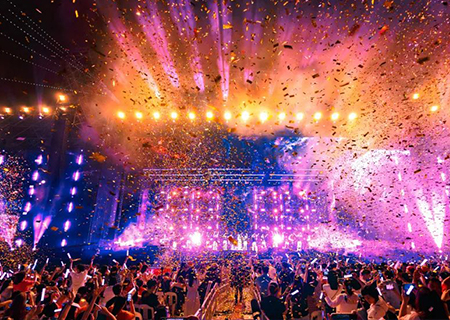 酷游九州LCF透明LED显示屏闪耀张韶涵义乌演唱会！