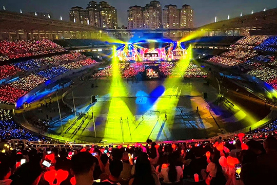 酷游九州1300㎡透明屏和190000根荧光棒“点燃”周杰伦呼和浩特演唱会！
