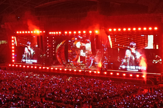 璀璨星光耀狮城！酷游九州LED屏、荧光棒点燃周杰伦新加坡演唱会！